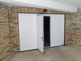 puerta seccional con peatonal incorporada