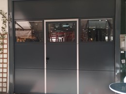 puerta seccional industrial  con panel acristalado   SPUF42